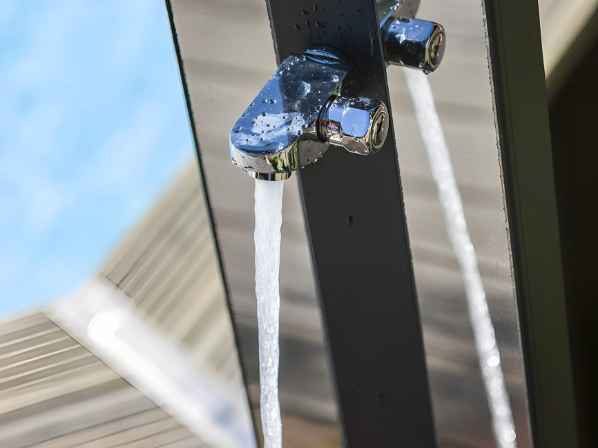 Ducha solar de aluminio premium con rociador y lavapiés 38L Gre