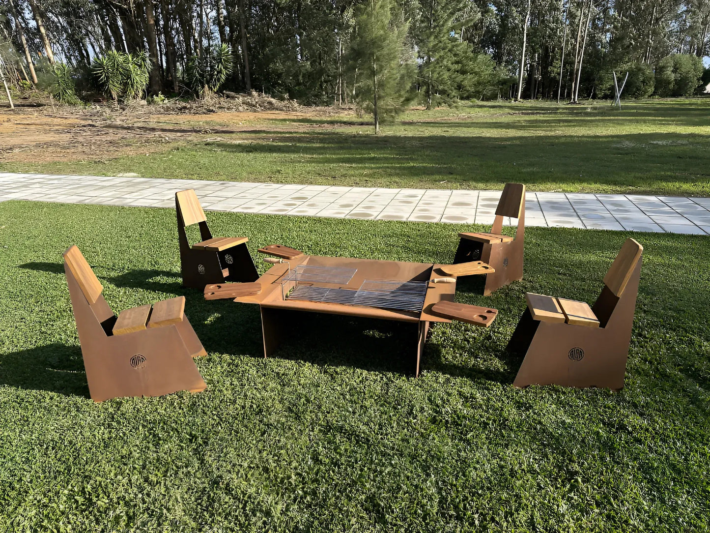 Silla ergonómica de exterior en acero corten y madera de kambala oscura