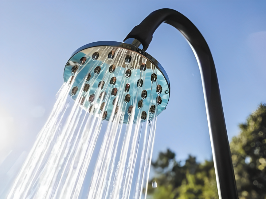 Ducha solar de aluminio estilo madera cuadrada con lavapiés Gre